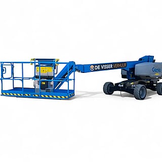 Blauwe telescoophoogwerker van De Visser Verhuur, zijaanzicht met uitgeschoven arm en werkplatform.