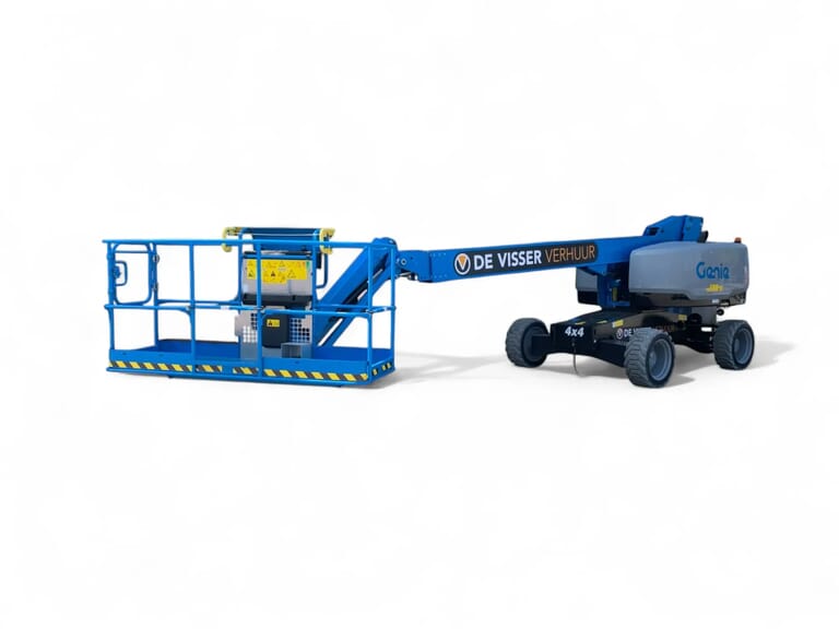Blauwe telescoophoogwerker van De Visser Verhuur, zijaanzicht met uitgeschoven arm en werkplatform.