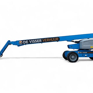 Blauwe telescoophoogwerker van De Visser Verhuur, zijaanzicht met volledig uitgeschoven arm en werkplatform op de grond.