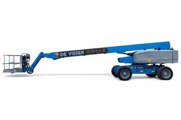 Blauwe telescoophoogwerker van De Visser Verhuur, zijaanzicht met volledig uitgeschoven arm en werkplatform op de grond.