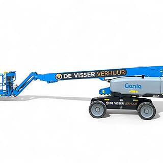 Blauwe telescoophoogwerker van De Visser Verhuur, schuin zijaanzicht met gedeeltelijk uitgeschoven arm en werkplatform.