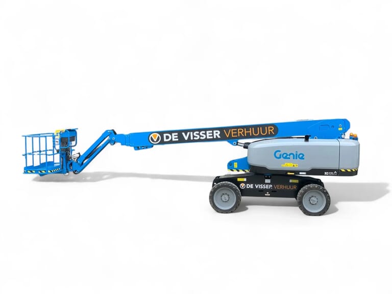Blauwe telescoophoogwerker van De Visser Verhuur, schuin zijaanzicht met gedeeltelijk uitgeschoven arm en werkplatform.