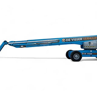 Blauwe telescoophoogwerker van De Visser Verhuur, zijaanzicht met volledig uitgeschoven arm en werkplatform op werkhoogte.