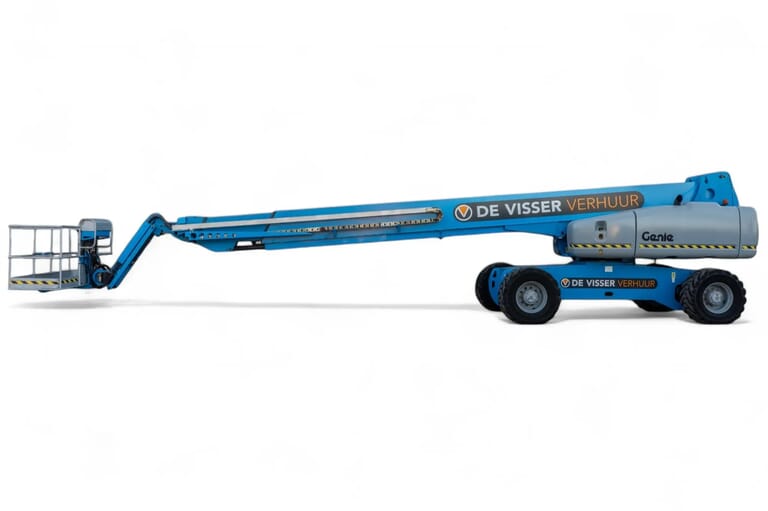Blauwe telescoophoogwerker van De Visser Verhuur, zijaanzicht met volledig uitgeschoven arm en werkplatform op werkhoogte.