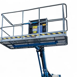 Blauwe telescoophoogwerker van De Visser Verhuur, zijaanzicht met volledig uitgeschoven arm en werkplatform op werkhoogte.