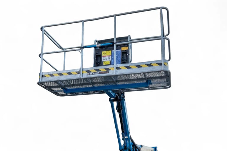 Blauwe telescoophoogwerker van De Visser Verhuur, zijaanzicht met volledig uitgeschoven arm en werkplatform op werkhoogte.