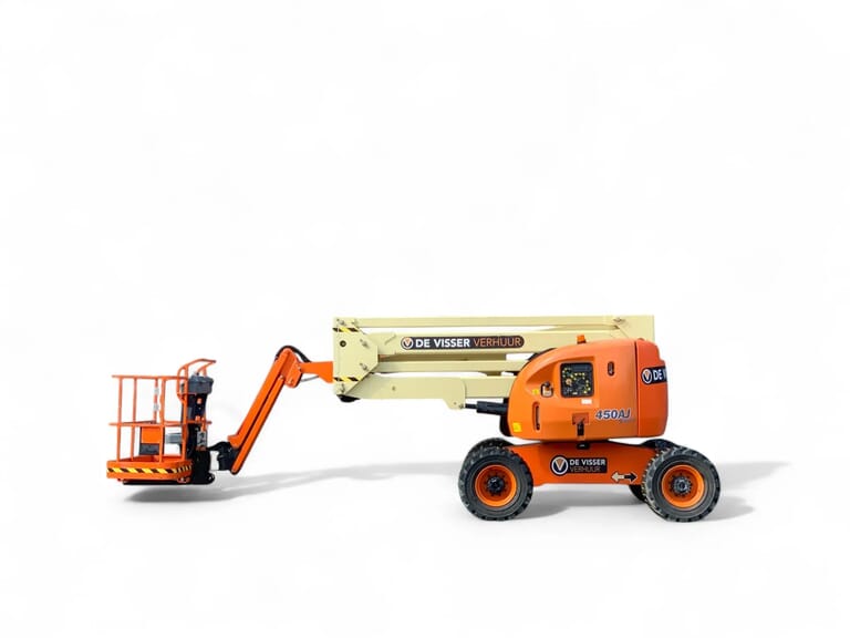 Oranje en beige knikarmhoogwerker van De Visser Verhuur, zijaanzicht met deels uitgeschoven arm en werkplatform.