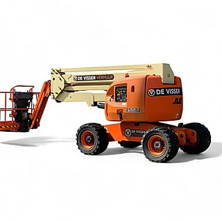 Oranje en beige knikarmhoogwerker van De Visser Verhuur, zijaanzicht met deels uitgeschoven arm en werkplatform.