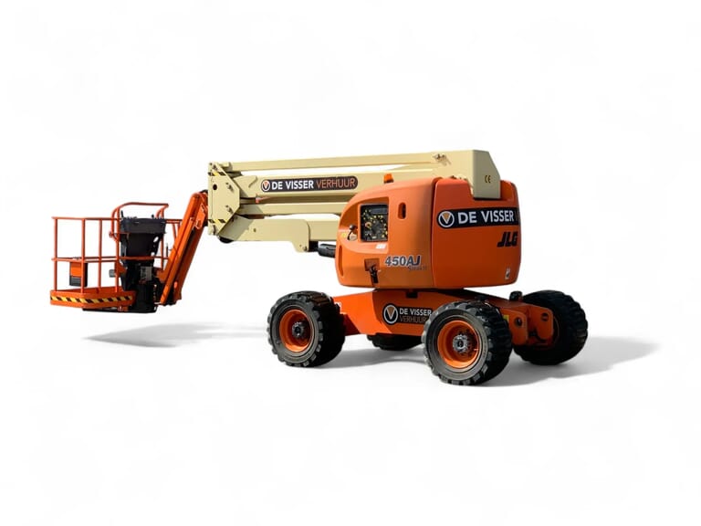 Oranje en beige knikarmhoogwerker van De Visser Verhuur, zijaanzicht met deels uitgeschoven arm en werkplatform.