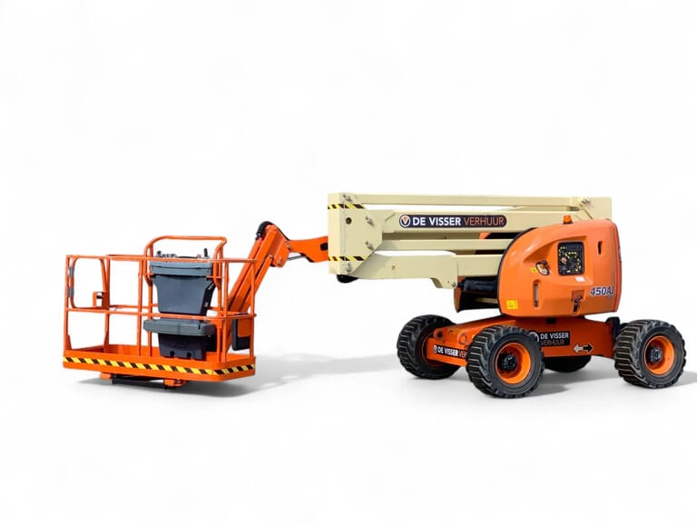 Oranje en beige knikarmhoogwerker van De Visser Verhuur, zijaanzicht met deels uitgeschoven arm en werkplatform.