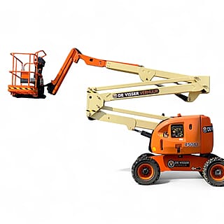 Oranje en beige knikarmhoogwerker van De Visser Verhuur, zijaanzicht met deels uitgeschoven arm en werkplatform.