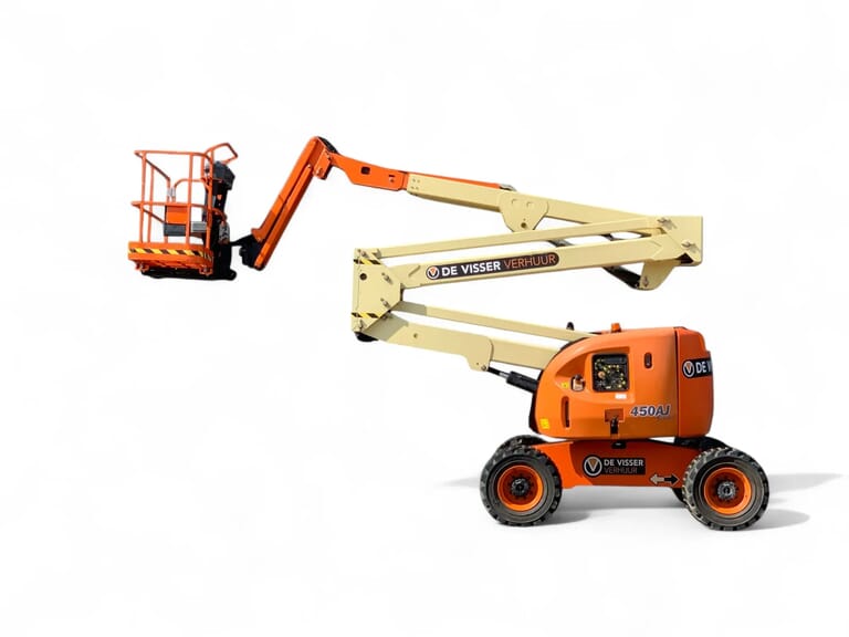 Oranje en beige knikarmhoogwerker van De Visser Verhuur, zijaanzicht met deels uitgeschoven arm en werkplatform.