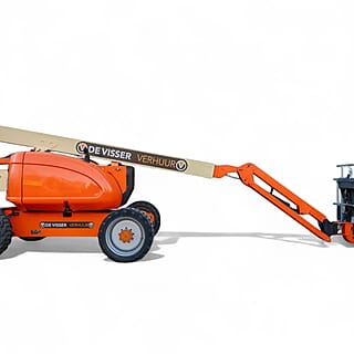 Oranje en beige knikarmhoogwerker van De Visser Verhuur, zijaanzicht met deels uitgeschoven arm en werkplatform.