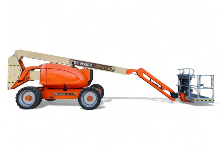 Oranje en beige knikarmhoogwerker van De Visser Verhuur, zijaanzicht met deels uitgeschoven arm en werkplatform.
