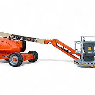 Oranje en beige knikarmhoogwerker van De Visser Verhuur, zijaanzicht met deels uitgeschoven arm en werkplatform.