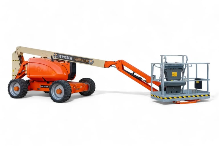 Oranje en beige knikarmhoogwerker van De Visser Verhuur, zijaanzicht met deels uitgeschoven arm en werkplatform.
