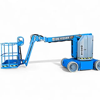 Compacte blauwe knikarmhoogwerker van De Visser Verhuur, schuin zijaanzicht met uitgeschoven arm en werkplatform.