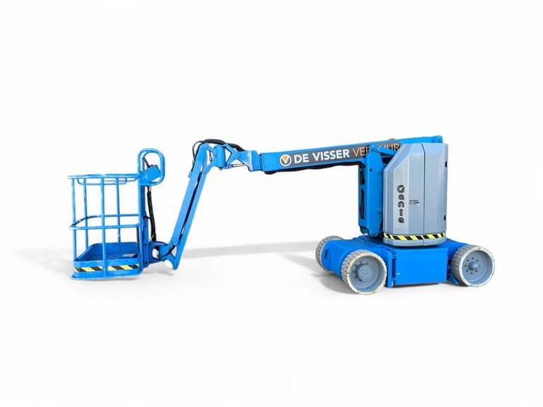 Compacte blauwe knikarmhoogwerker van De Visser Verhuur, schuin zijaanzicht met uitgeschoven arm en werkplatform.