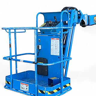 Compacte blauwe knikarmhoogwerker van De Visser Verhuur, schuin zijaanzicht met uitgeschoven arm en werkplatform.
