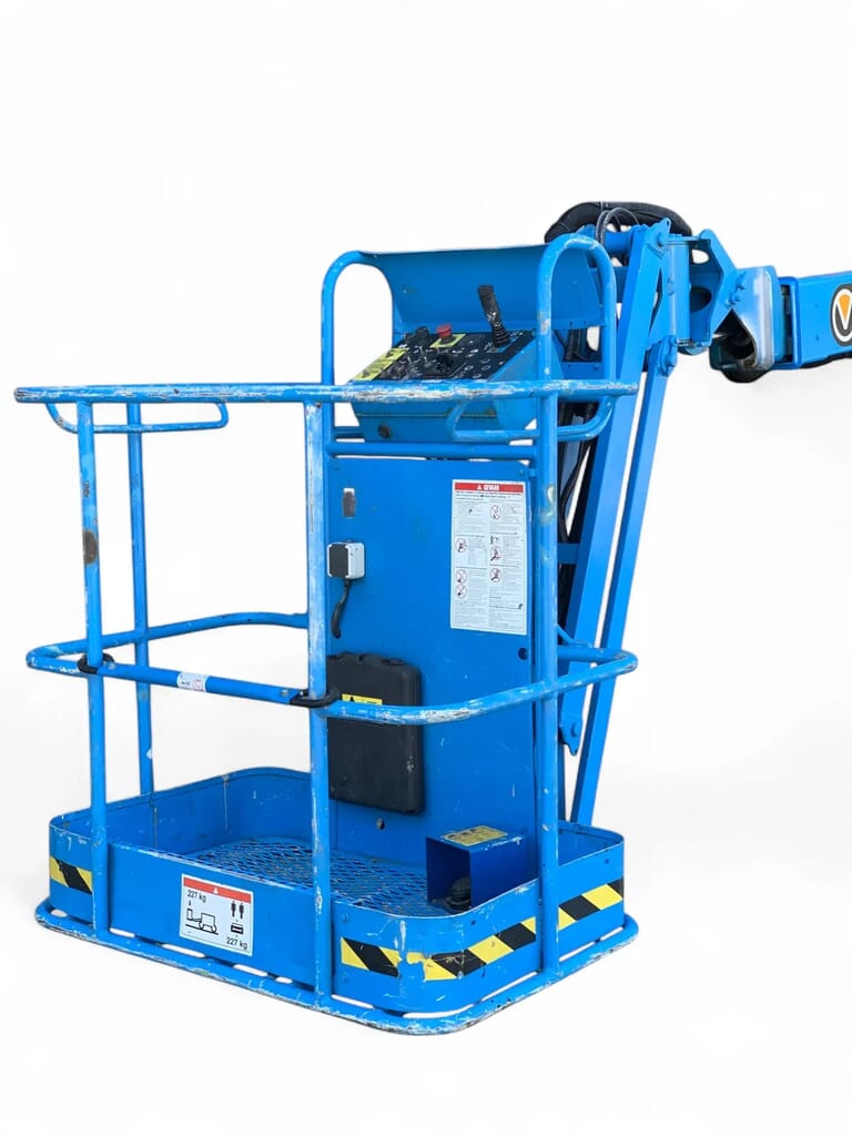 Compacte blauwe knikarmhoogwerker van De Visser Verhuur, schuin zijaanzicht met uitgeschoven arm en werkplatform.