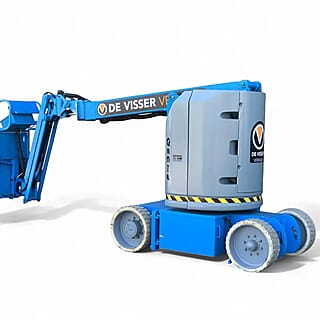 Compacte blauwe knikarmhoogwerker van De Visser Verhuur, schuin zijaanzicht met uitgeschoven arm en werkplatform.