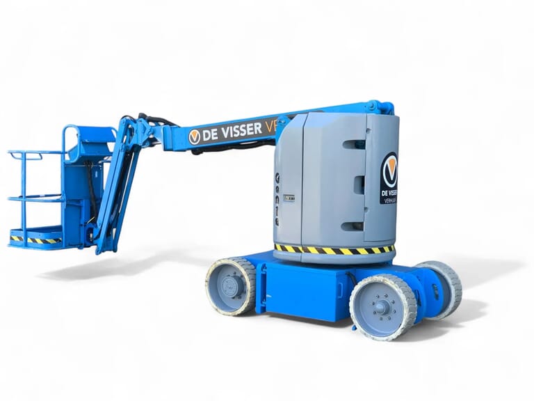 Compacte blauwe knikarmhoogwerker van De Visser Verhuur, schuin zijaanzicht met uitgeschoven arm en werkplatform.