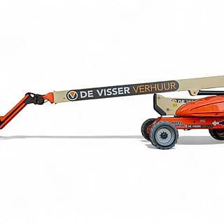 Beige en oranje knikarmhoogwerker van De Visser Verhuur, zijaanzicht met volledig uitgeschoven arm en werkplatform.