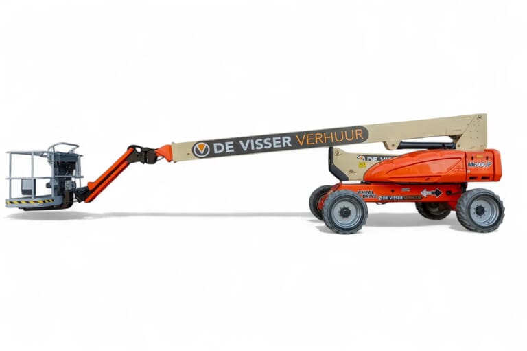 Beige en oranje knikarmhoogwerker van De Visser Verhuur, zijaanzicht met volledig uitgeschoven arm en werkplatform.