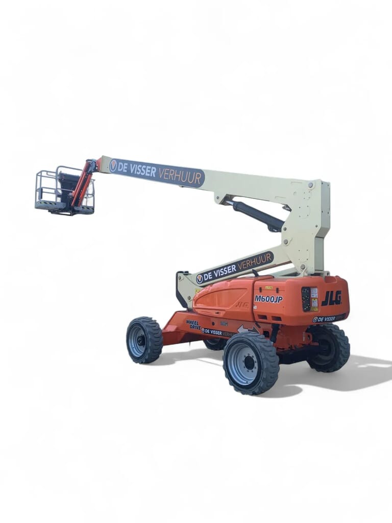 Beige en oranje knikarmhoogwerker van De Visser Verhuur, zijaanzicht met volledig uitgeschoven arm en werkplatform.