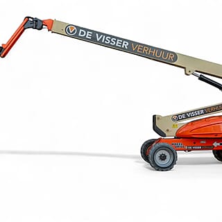 Beige en oranje knikarmhoogwerker van De Visser Verhuur, zijaanzicht met volledig uitgeschoven arm en werkplatform.