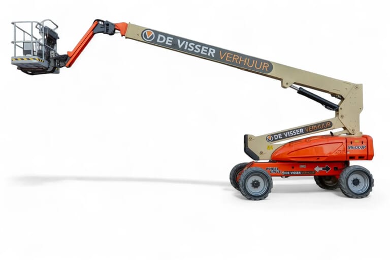 Beige en oranje knikarmhoogwerker van De Visser Verhuur, zijaanzicht met volledig uitgeschoven arm en werkplatform.