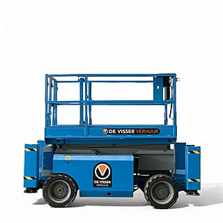 Blauwe schaarhoogwerker van De Visser Verhuur, zijaanzicht in ingeklapte stand met vier wielen.