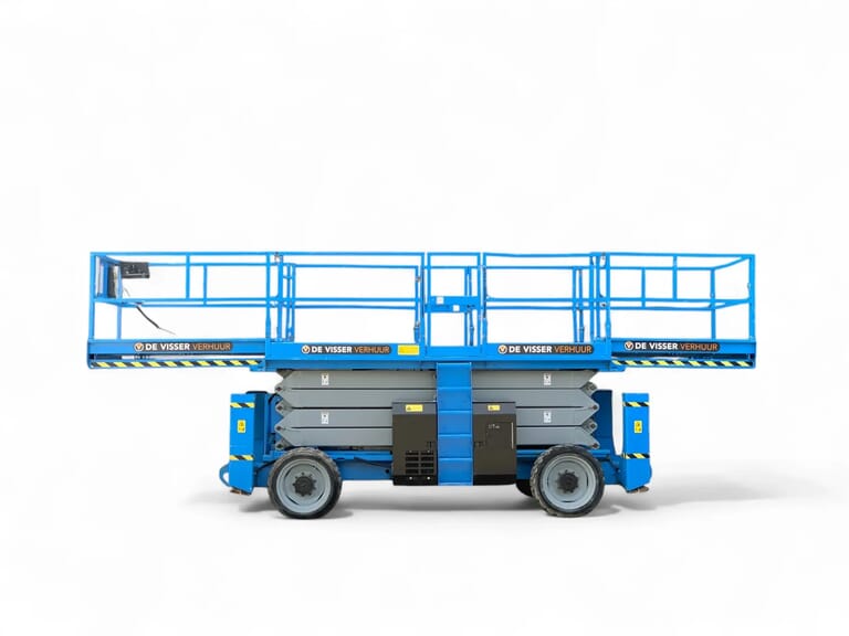Grote blauwe schaarhoogwerker van De Visser Verhuur, zijaanzicht in ingeklapte stand met dubbel werkplatform.