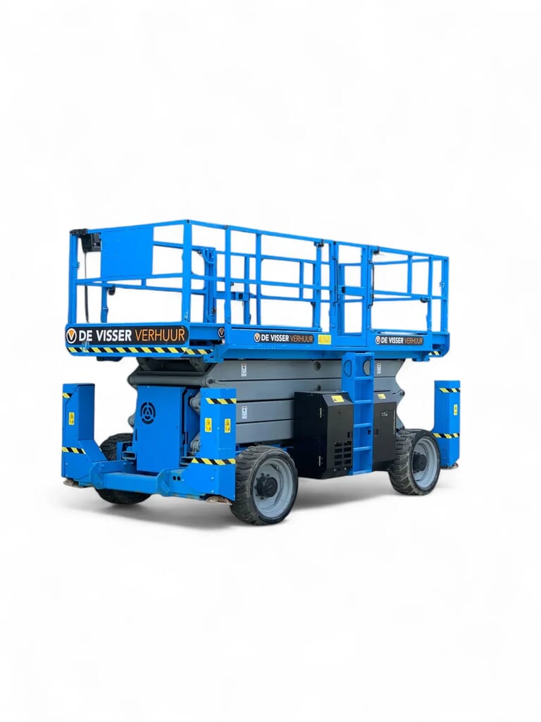 Grote blauwe schaarhoogwerker van De Visser Verhuur, zijaanzicht in ingeklapte stand met dubbel werkplatform.