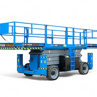 Grote blauwe schaarhoogwerker van De Visser Verhuur, zijaanzicht in uitgeklapte stand met dubbel werkplatform.