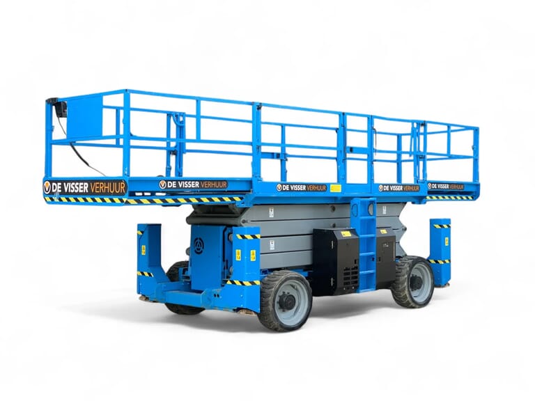 Grote blauwe schaarhoogwerker van De Visser Verhuur, zijaanzicht in ingeklapte stand met dubbel werkplatform.