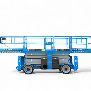 Grote blauwe schaarhoogwerker van De Visser Verhuur, zijaanzicht in uitgeklapte stand met dubbel werkplatform.