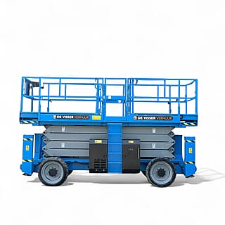 Grote blauwe schaarhoogwerker van De Visser Verhuur, zijaanzicht in ingeklapte stand met dubbel werkplatform.