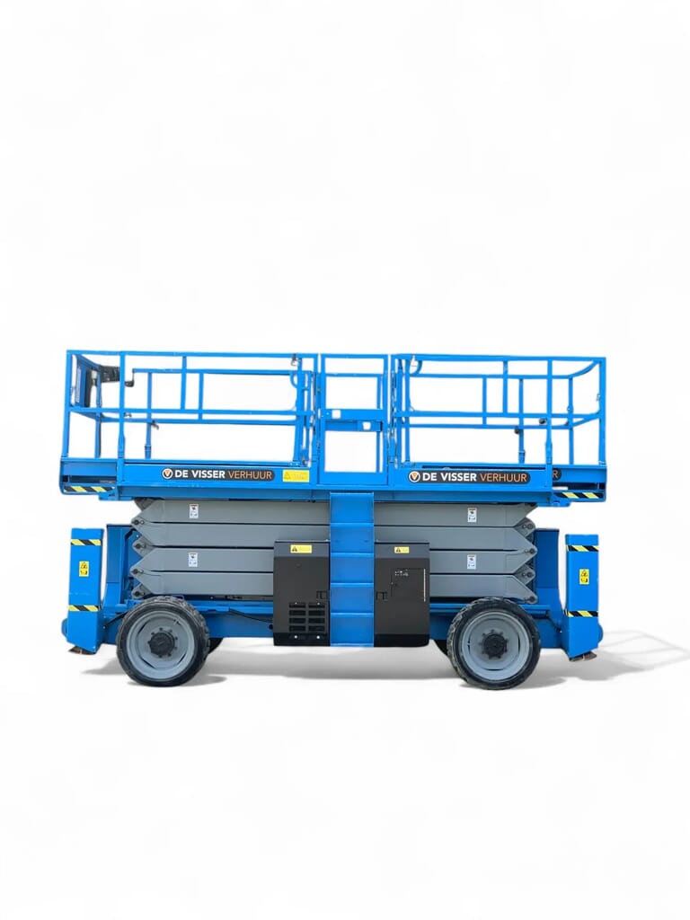 Grote blauwe schaarhoogwerker van De Visser Verhuur, zijaanzicht in ingeklapte stand met dubbel werkplatform.