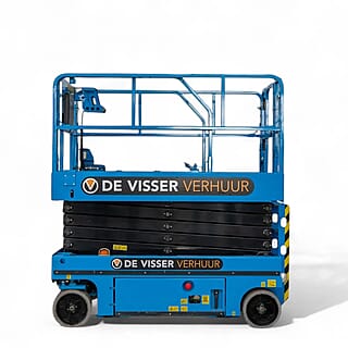 Blauwe schaarhoogwerker van De Visser Verhuur, zijaanzicht met uitgeschoven platform en uitgedraaide stempelpoten.