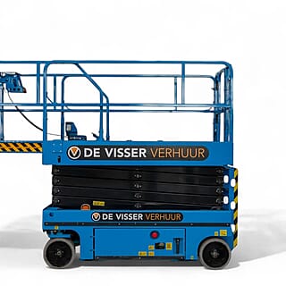 Blauwe schaarhoogwerker van De Visser Verhuur, zijaanzicht met uitgeschoven platform en uitgedraaide stempelpoten.