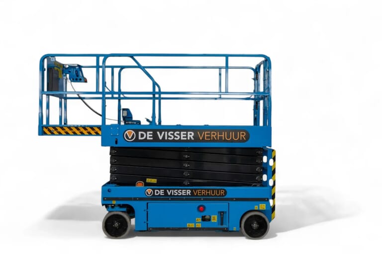 Blauwe schaarhoogwerker van De Visser Verhuur, zijaanzicht met uitgeschoven platform en uitgedraaide stempelpoten.