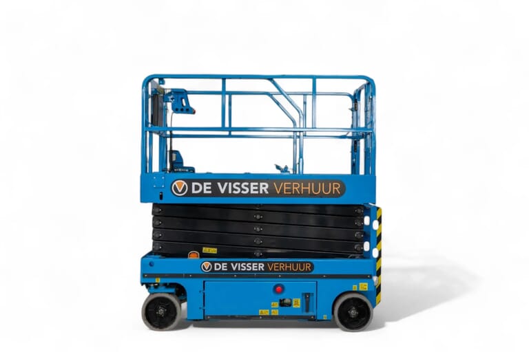 Blauwe schaarhoogwerker van De Visser Verhuur, zijaanzicht met uitgeschoven platform en uitgedraaide stempelpoten.