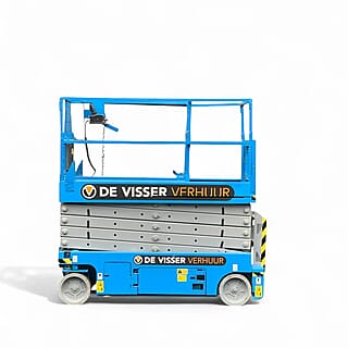 Elektrische schaarhoogwerker van De Visser Verhuur, zijaanzicht met ingeschoven platform en steunpoten.