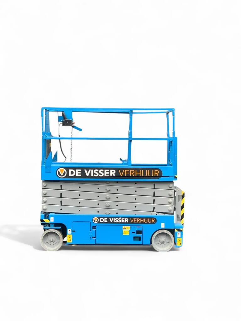 Elektrische schaarhoogwerker van De Visser Verhuur, zijaanzicht met ingeschoven platform en steunpoten.