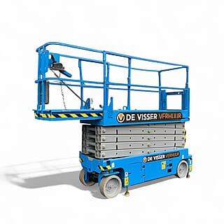 Elektrische schaarhoogwerker van De Visser Verhuur, zijaanzicht met uitgeschoven platform en steunpoten.