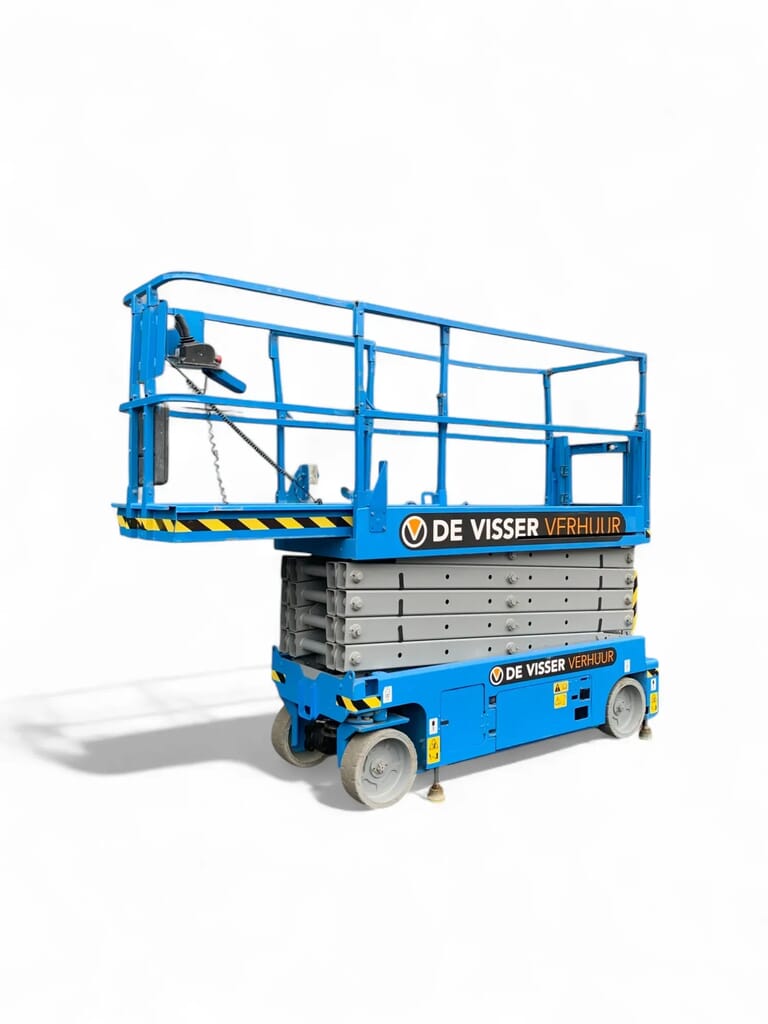 Elektrische schaarhoogwerker van De Visser Verhuur, zijaanzicht met uitgeschoven platform en steunpoten.