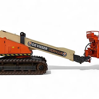 Beige en oranje rupshoogwerker van De Visser Verhuur, zijaanzicht met uitgeschoven arm en werkplatform.