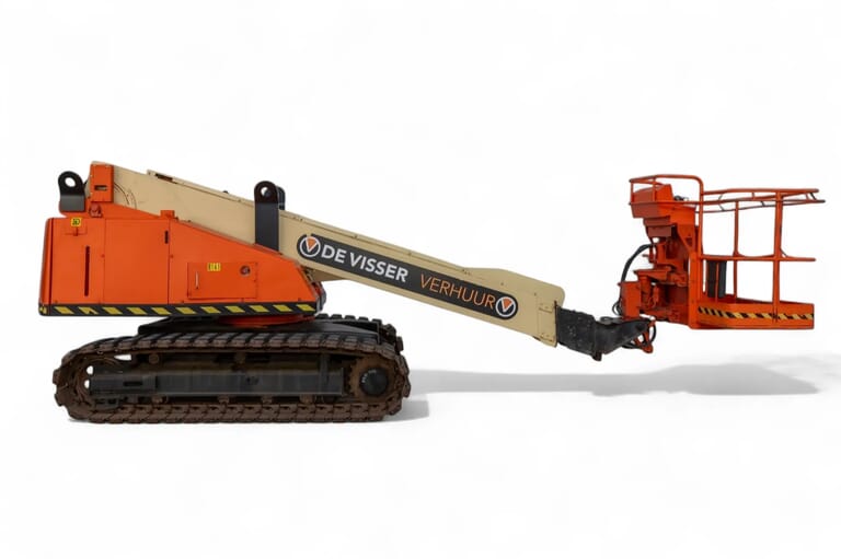 Beige en oranje rupshoogwerker van De Visser Verhuur, zijaanzicht met uitgeschoven arm en werkplatform.