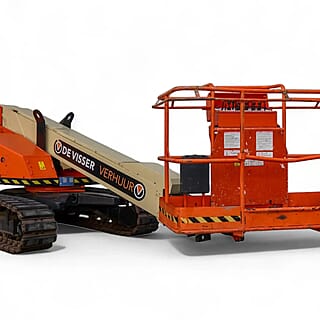 Beige en oranje rupshoogwerker van De Visser Verhuur, zijaanzicht met uitgeschoven arm en werkplatform.